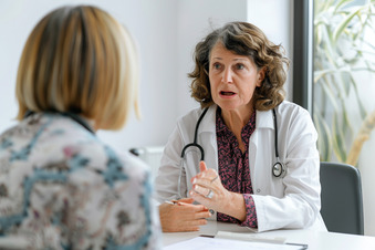 Какой врач лечит отечности ног у пожилых людей? Какой врач лечит отечности ног у пожилых людей? - фото