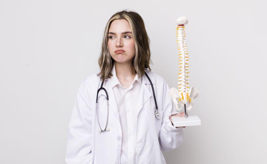 Врач, лечащий сколиоз