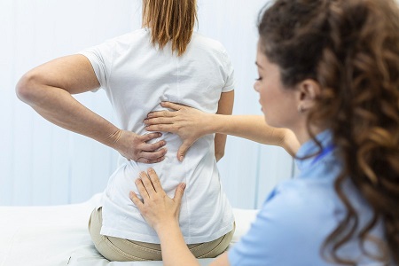 Тянущая боль в пояснице у женщин: специализация врача