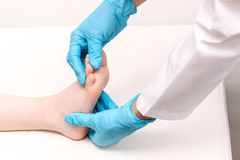 Грибок ногтей на ногах: К какому врачу обращаться