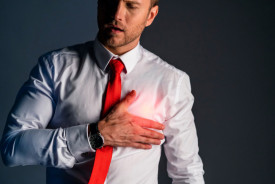 Резкая боль в грудной клетке посередине