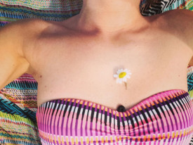 Прыщи на груди у женщин