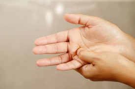 Шелушение между пальцами рук