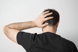 Чешется затылок головы